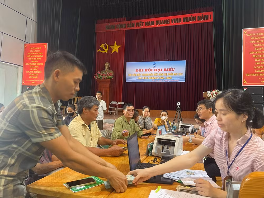 Giải ngân tín dụng chính sách tại một điểm giao dịch ở huyện Bát Xát (Lào Cai).