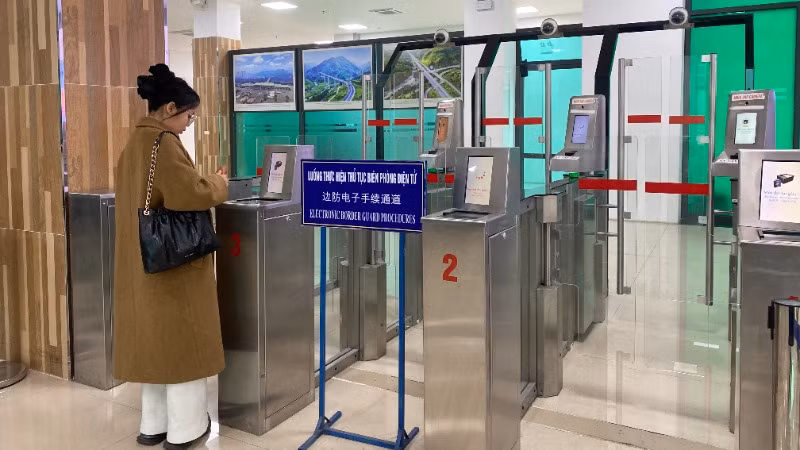 Khách làm thủ tục tại luồng biên phòng điện tử.