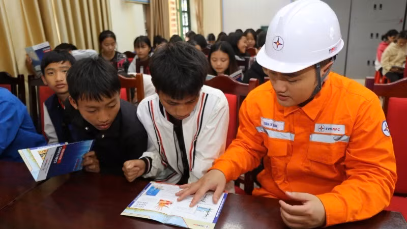 Nhân viên điện lực trực tiếp hướng dẫn các em học sinh tình huống thực tế trong sử dụng điện an toàn.