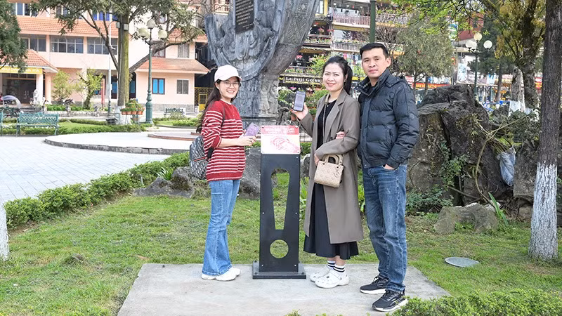Các bạn trẻ Việt Nam check-in và chia sẻ khoảnh khắc với NFC tại sân Quần, thị xã Sa Pa.