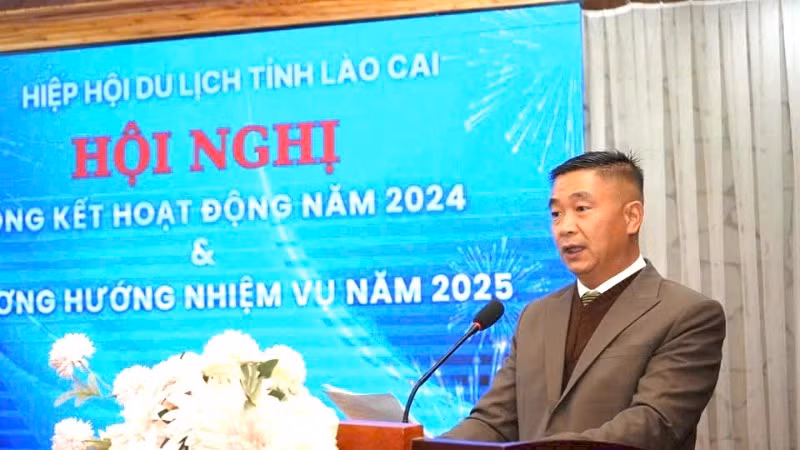 Ông Phạm Cao Vỹ, Chủ tịch Hiệp hội Du lịch Lào Cai trình bày báo cáo tại hội nghị.