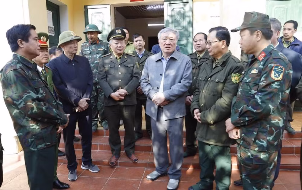 Đồng chí Nguyễn Hòa Bình, Ủy viên Bộ Chính trị, Bí thư Trung ương Đảng, Chánh án Tòa án nhân dân tối cao thăm, động viên, tặng quà các lực lượng chữa cháy rừng tại Vườn Quốc gia Hoàng Liên.