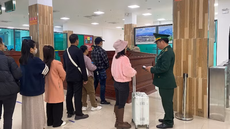 Khách Việt Nam xếp hàng làm thủ tục chiều 5/2 tại Cửa khẩu Quốc tế Lào Cai.