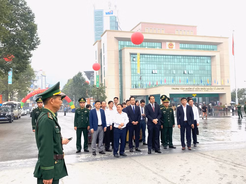 Đoàn đại biểu Ủy ban nhân dân tỉnh Lào Cai chuẩn bị xuất cảnh tham quan hội chợ.