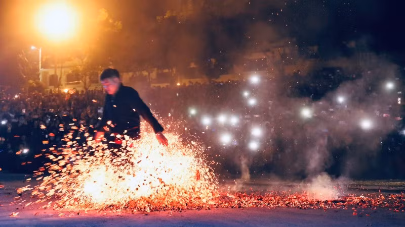 Trò chơi dân gian nhảy trên lửa của bà con dân tộc ở huyện Bắc Hà (Lai Cai) trong dịp đón năm mới 2025. 