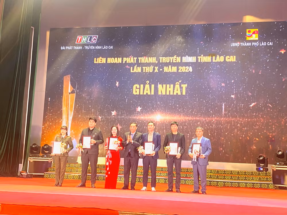 Các tác giả đạt giải Nhất nhận giải.