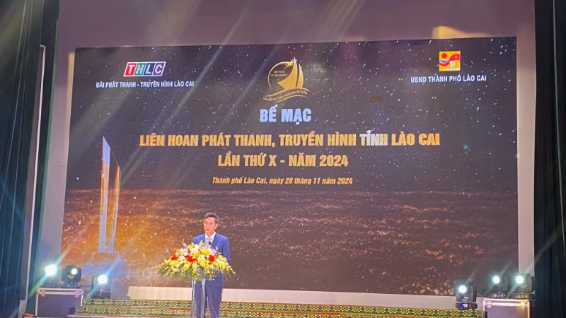 Đồng chí Lê Trường Giang, Giám đốc Đài Phát thanh-Truyền hình Lào Cai, Trưởng Ban Tổ chức liên hoan báo cáo và phát biểu ý kiến.