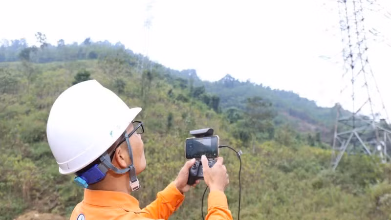 Sử dụng Flycam để kiểm tra lưới điện.