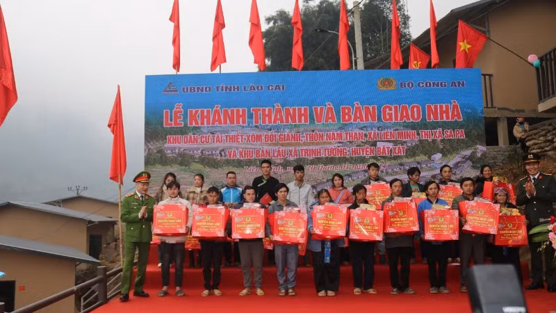 Bộ Công an bàn giao nhà và tặng quà cho các hộ dân tại khu dân cư tái thiết xóm Đồi Gianh, thôn Nâm Than, thị xã Sa Pa sáng 21/1.