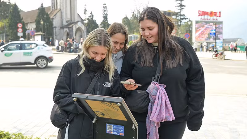 Du khách nước ngoài thích thú khi tham gia check-in tại Sa Pa.
