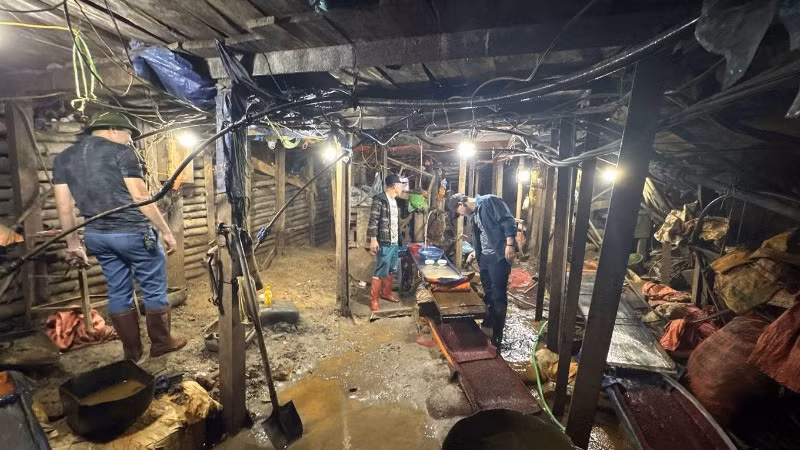Hiện trường bên trong một hầm lò bị lực lượng công an Lào Cai triệt phá.
