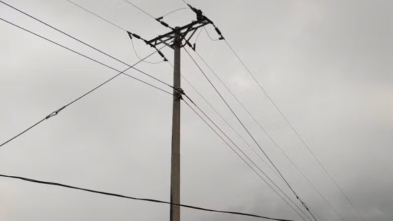 Cột điện 03, đường dây 35kV nhánh rẽ Khâm Trên, lộ 374E 20.40, nơi xảy ra tai nạn.
