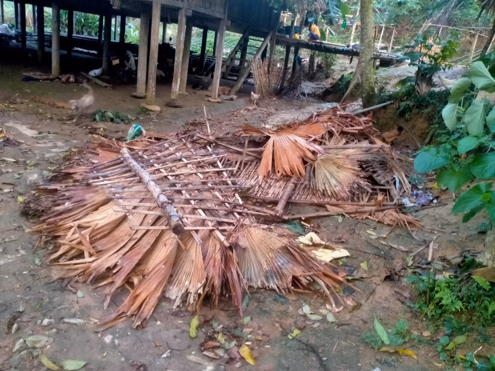 Một nhà dân ở huyện Văn Bàn (Lào Cai) bị tốc mái.