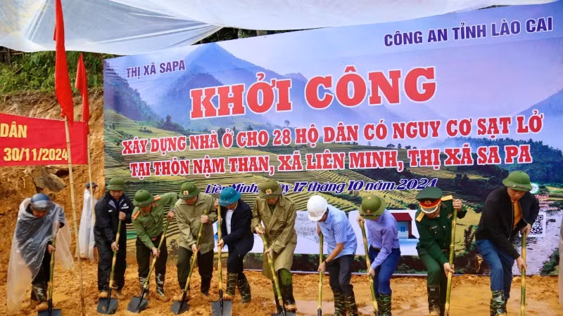 Lễ khởi công xây dựng nhà cho 28 hộ dân ở thôn Nậm Than, xã Yên Minh, Sa Pa ngày 17/10.