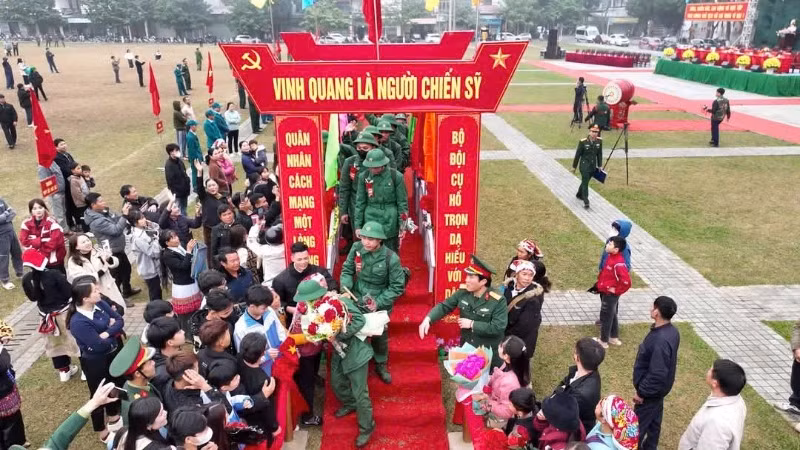 Những công dân trẻ tạm biệt gia đình lên đường nhập ngũ.