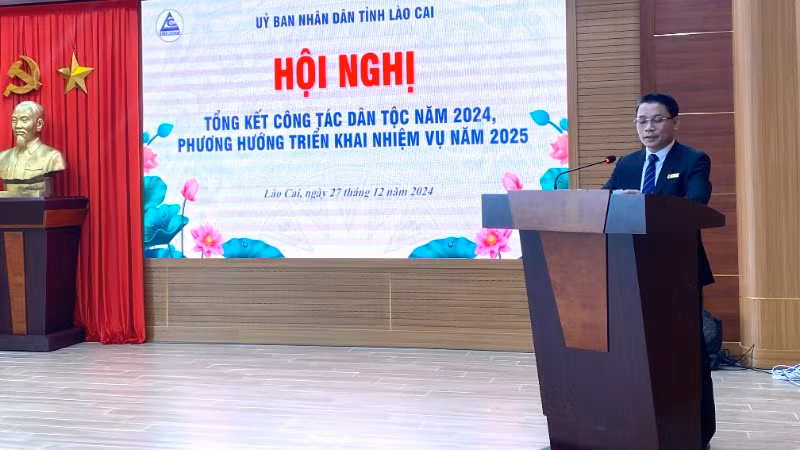 Đồng chí Nguyễn Xuân Nhẫn, Trưởng Ban Dân tộc tỉnh Lào Cai phát biểu tại hội nghị.