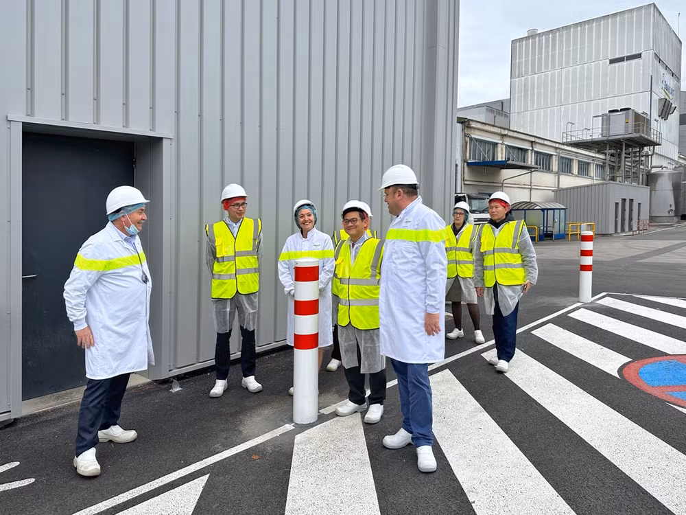 Đoàn công tác của Đại sứ quán Việt Nam tham quan nhà máy sữa Bonilait tại thành phố Chasseneuil-du-Poitou.