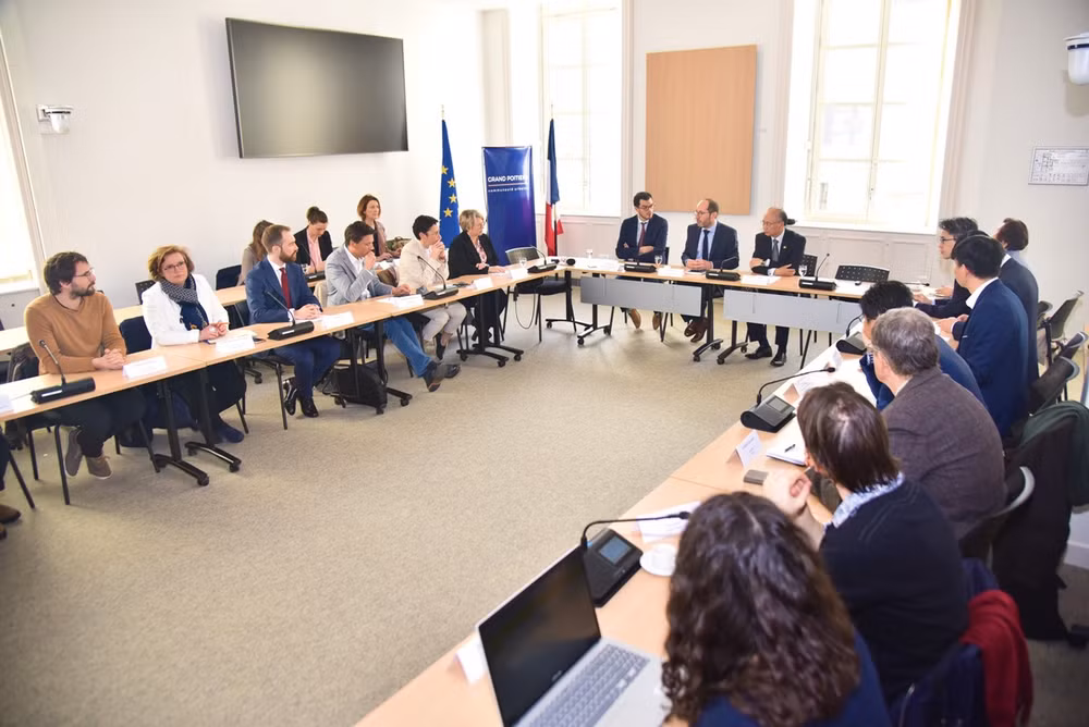 Các đối tác địa phương chia sẻ những tiềm năng hợp tác với Việt Nam trong buổi làm việc với Đại sứ Đinh Toàn Thắng.