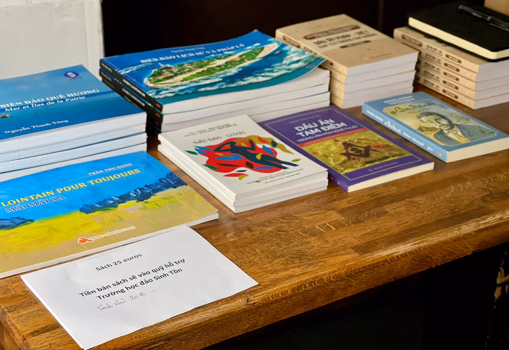 Không gian sách gây quỹ cho trường học trên đảo Sinh Tồn.