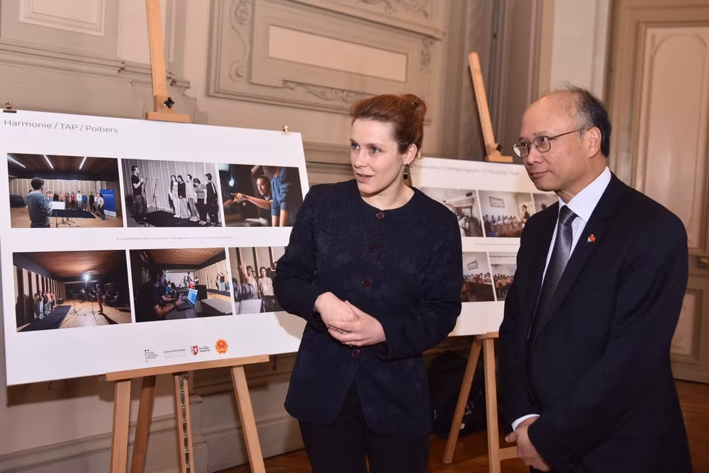 Thị trưởng thành phố Poitiers, bà Leonore Moncond’huy và Đại sứ Đinh Toàn Thắng tham quan không gian trưng bày hình ảnh hoạt động giao lưu âm nhạc của học sinh Trường THCS Nguyễn Tri Phương và trường Jean Monnet.