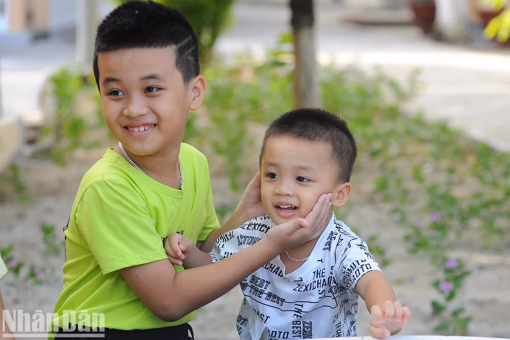 Các em nhỏ trên đảo Sinh Tồn. Ảnh: Linh Phan