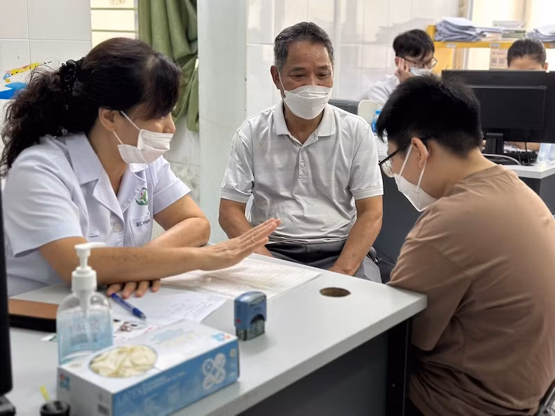 Các bác sĩ thăm khám cho trẻ