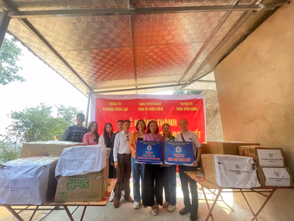 Cô Thúy Hà (áo cam) trong chuyến thiện nguyện tại tỉnh Điện Biên.