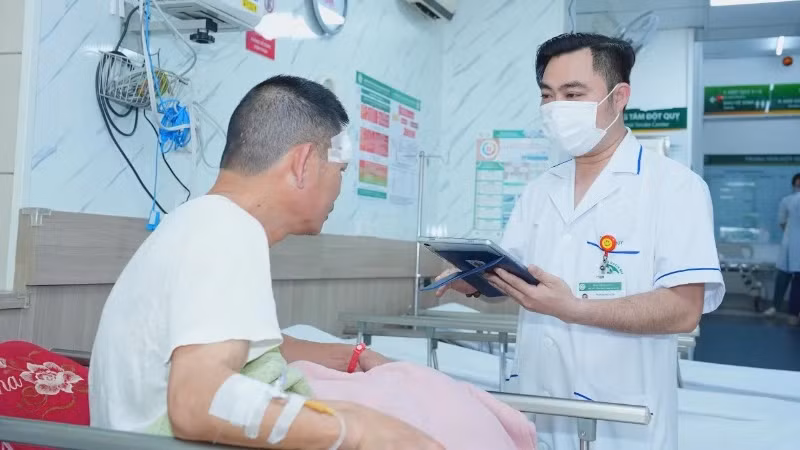 Nhân viên y tế Bệnh viện Bạch Mai sử dụng bệnh án điện tử trong quá trình thăm khám cho bệnh nhân.