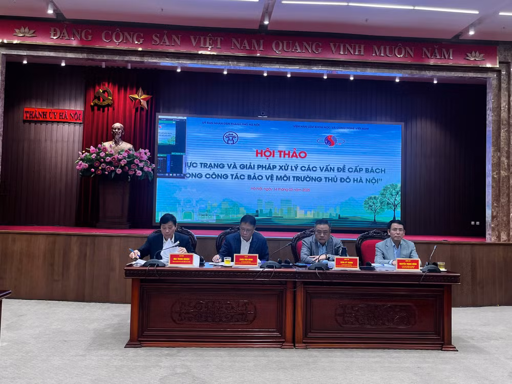 Chủ tịch Ủy ban nhân dân thành phố Hà Nội Trần Sỹ Thanh và Chủ tịch Viện Hàn lâm Khoa học và Công nghệ Việt Nam Châu Văn Minh tại Hội thảo.