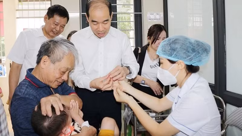 Lãnh đạo Sở Y tế Hà Nội cho trẻ em trong độ tuổi uống vitamin A trên địa bàn quận Hai Bà Trưng.