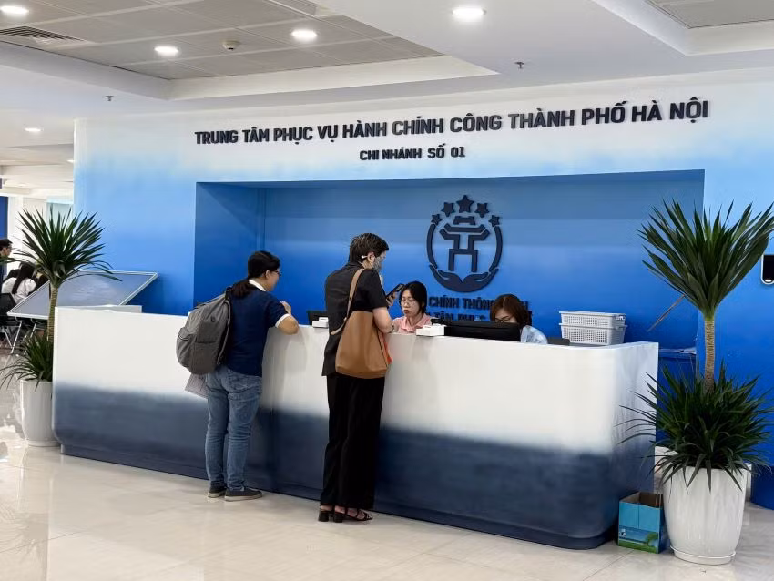 Công dân thực hiện thủ tục hành chính tại chi nhánh số 1, Trung tâm Phục vụ hành chính công thành phố Hà Nội. (Ảnh: DIỆU THƯƠNG)
