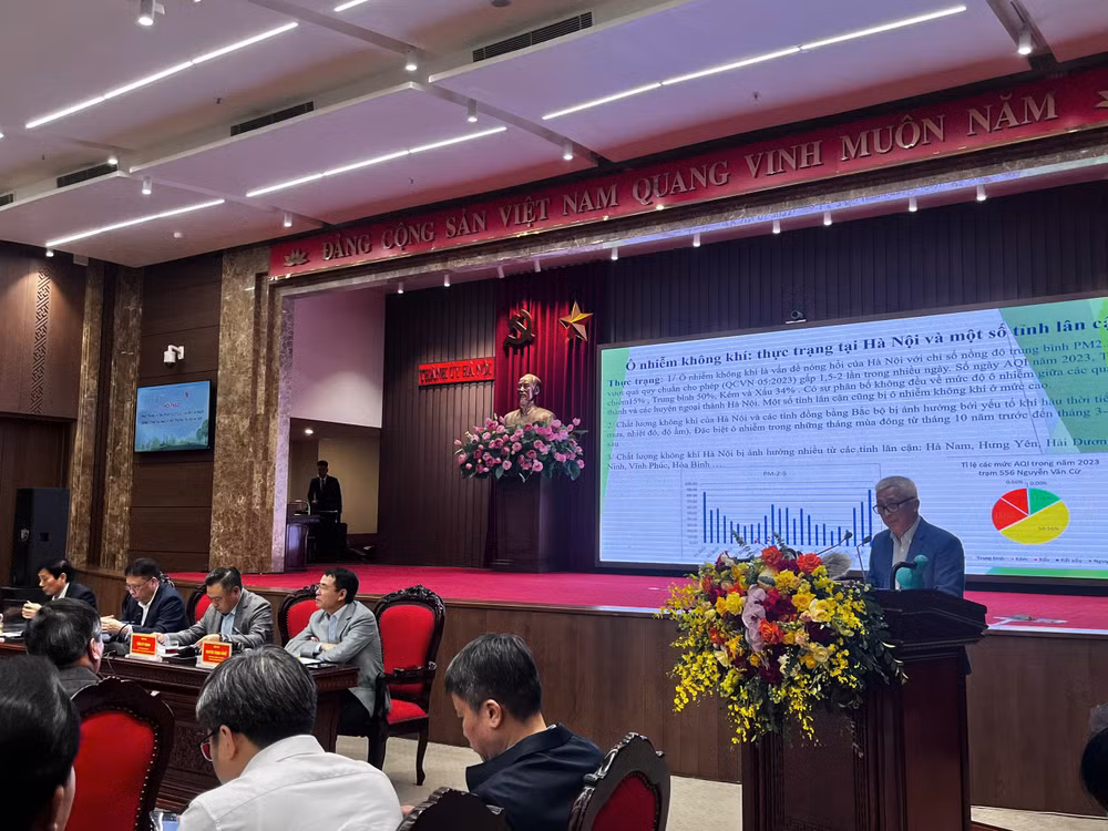 Tiến sĩ Hoàng Dương Tùng - Chủ tịch Mạng lưới không khí sạch Việt Nam phát biểu tham luận tại Hội thảo.