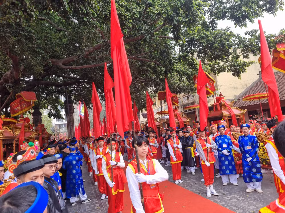 Công tác chuẩn bị cho Lễ hội Đình Nhật Tân. (Ảnh: DIỆP VÂN)