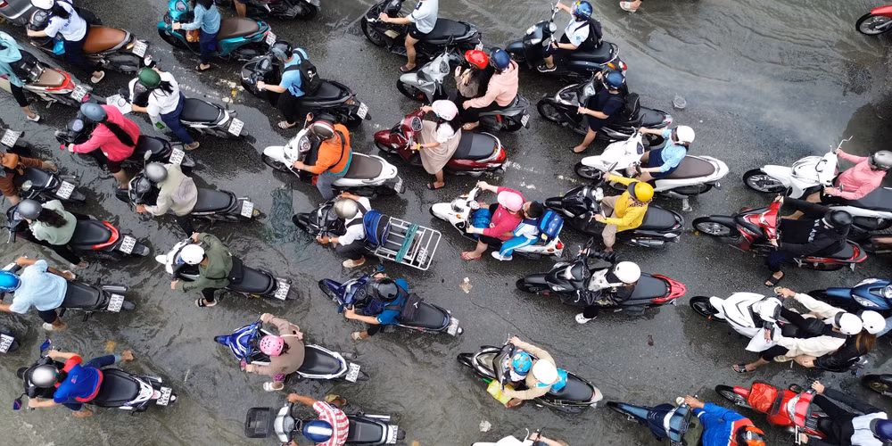 Giao thông ùn tắc cục bộ, người dân di chuyển khó khăn.