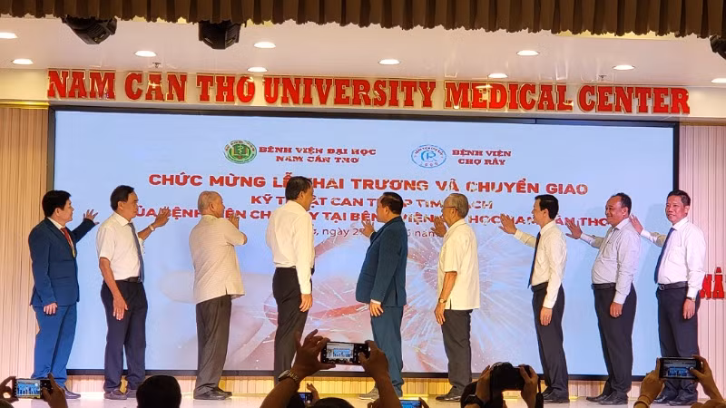 Các đại biểu thực hiện nghi thức chuyển giao kỹ thuật can thiệp tim mạch tại Bệnh viện Đại học Nam Cần Thơ.