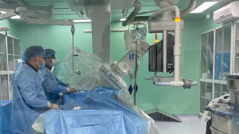 Ê-kíp can thiệp cấp cứu của Bệnh viện Đa khoa Trung ương Cần Thơ cứu bệnh nhân vết thương hở ngực.