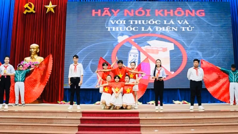 Học sinh THCS ở Long An trong phần thi tìm hiểu Luật phòng, chống tác hại thuốc lá năm 2024. Ảnh: HUY KHÁNH