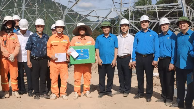 Chủ tịch Tổng Liên đoàn Lao động Việt Nam Nguyễn Đình Khang động viên người lao động thi công đường dây 500kV mạch 3 tại Quảng Bình. Ảnh: Thanh Hà