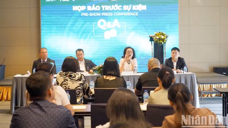 Quang cảnh buổi họp báo.