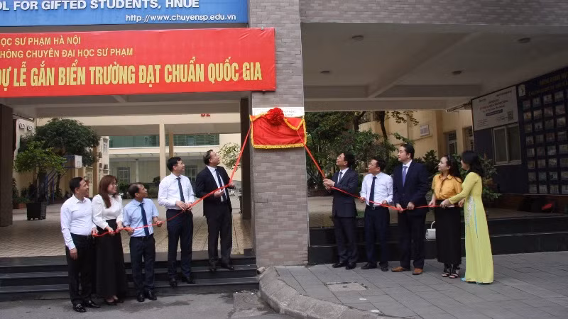 Bộ trưởng Khoa học và Công nghệ Nguyễn Mạnh Hùng cùng các đại biểu thực hiện nghi thức gắn biển trường đạt chuẩn Quốc gia mức độ 2.