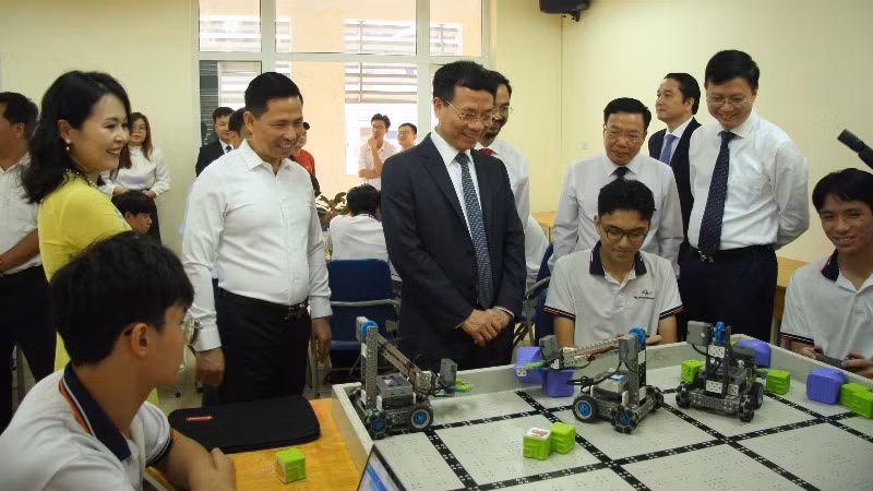 Bộ trưởng Khoa học và Công nghệ Nguyễn Mạnh Hùng thăm phòng thực hành giáo dục STEM của Trường trung học phổ thông chuyên Đại học sư phạm Hà Nội. 