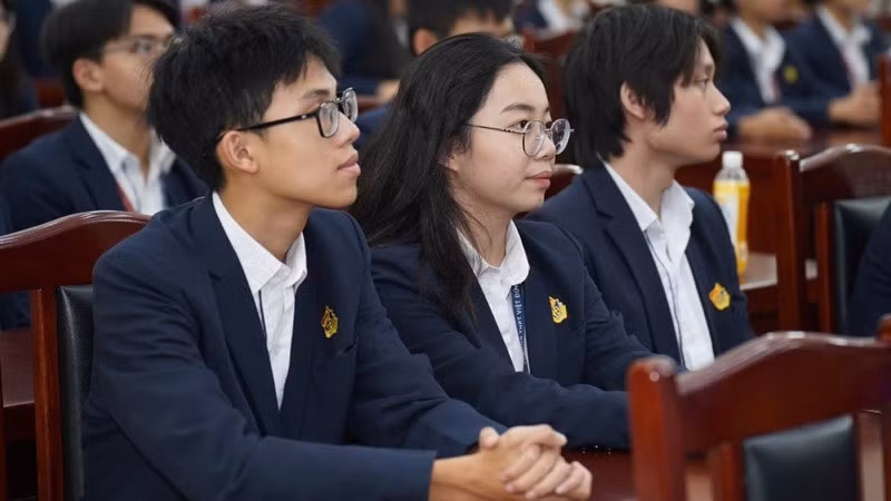 Học sinh tham dự lễ phát động.