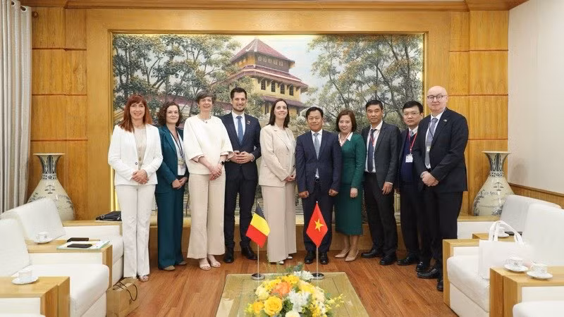 Giám đốc Đại học Quốc gia Hà Nội Lê Quân và các đại biểu chụp ảnh chung.