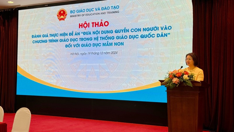 Phó Vụ trưởng Giáo dục mầm non, Bộ Giáo dục và Đào tạo Cù Thị Thủy phát biểu tại hội thảo. 