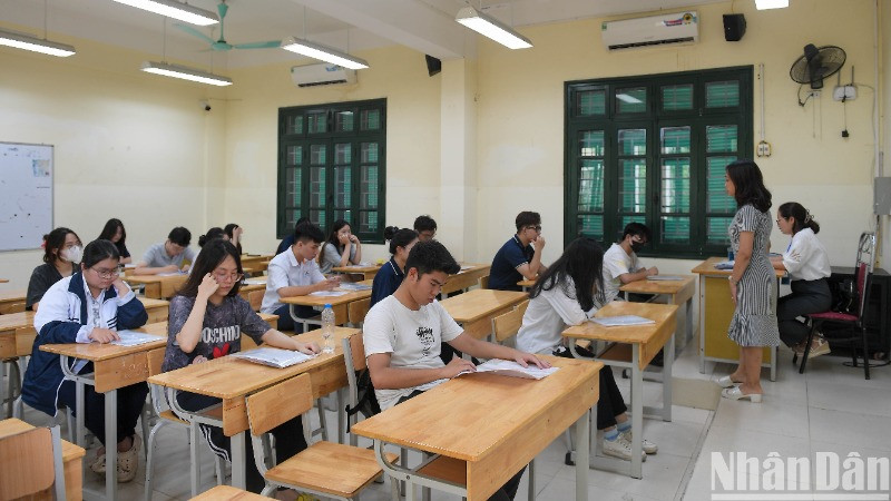 Thí sinh làm thủ tục thi tốt nghiệp trung học phổ thông năm 2024. (Ảnh THÀNH ĐẠT)