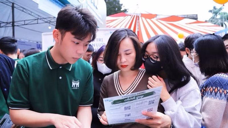 Học sinh tìm hiểu thông tin tại Ngày hội tư vấn tuyển sinh-hướng nghiệp 2025 tại Trường Quản trị và Kinh doanh (Đại học Quốc gia Hà Nội).