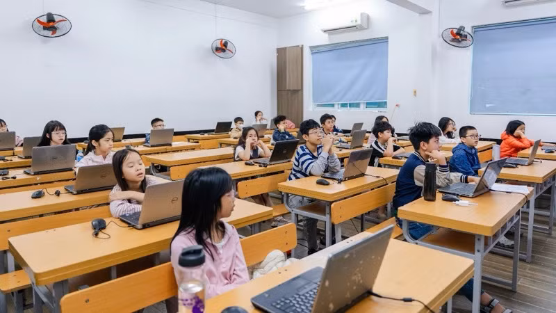 Học sinh làm bài trực tuyến trên máy tính.