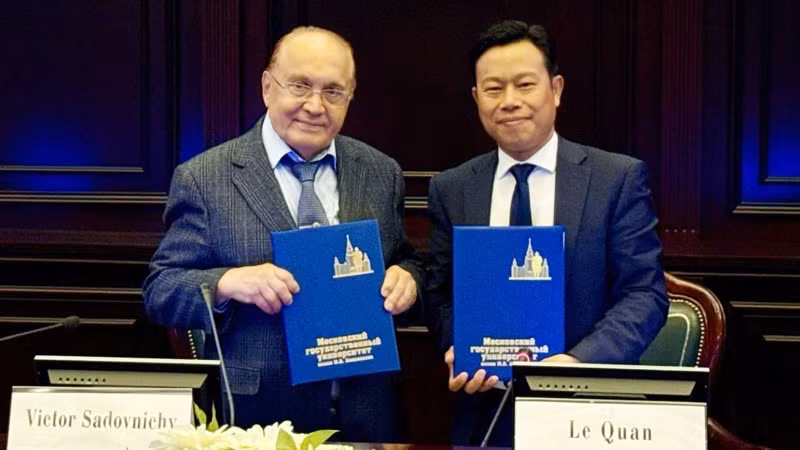 Giám đốc Đại học Quốc gia Hà Nội Lê Quân và Giám đốc MSU Victor Antonovich Sadovnichy đã ký kết văn bản thỏa thuận hợp tác giữa hai đại học. (Ảnh: VNU) 