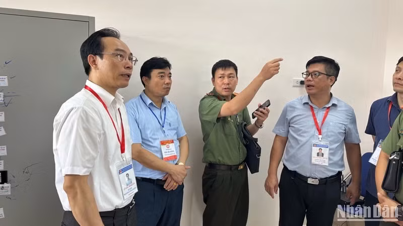 Đoàn công tác số 2 Ban Chỉ đạo cấp quốc gia Kỳ thi tốt nghiệp trung học phổ thông 2023 kiểm tra cơ sở vật chất tại điểm thi Trường trung học cơ sở Bắc Kạn (thành phố Bắc Kạn, tỉnh Bắc Kạn).