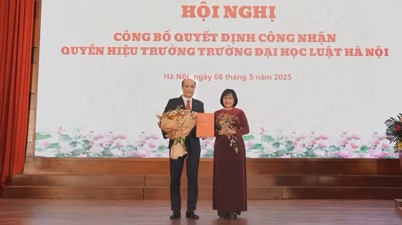 Thứ trưởng Tư pháp Đặng Hoàng Oanh trao Quyết định công nhận quyền Hiệu trưởng Trường đại học Luật Hà Nội cho Phó Giáo sư, Tiến sĩ Tô Văn Hòa.